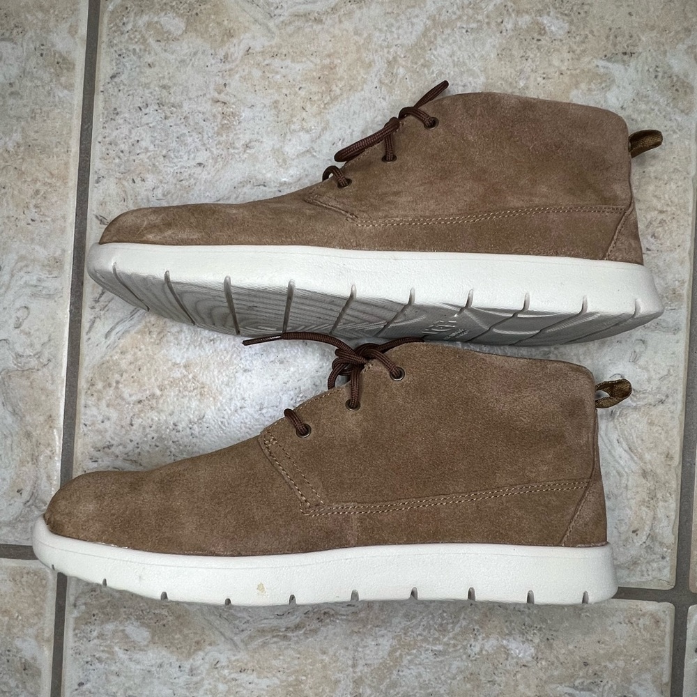 UGG Kids Canoe Waterproof Boots - Picture 5 of 10